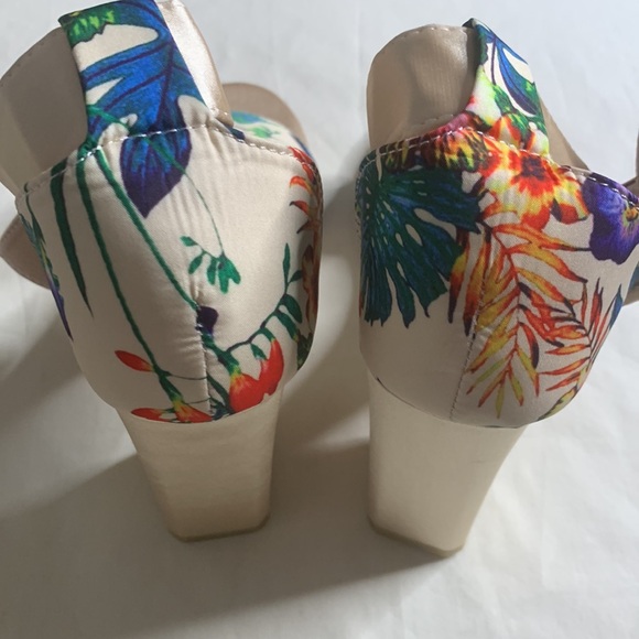 Multiple Colors Sandals size 36 eur size - Picture 4 of 7